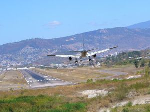 An AA 757-200 Landing runway 02 at Toncontin International Airport (Prior to removal of the hillock), Honduras 